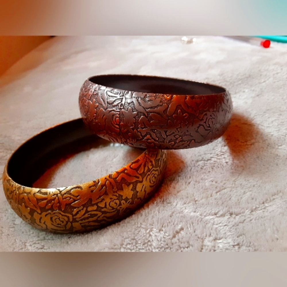 Metal bangle bracelets - Picture 3 of 3